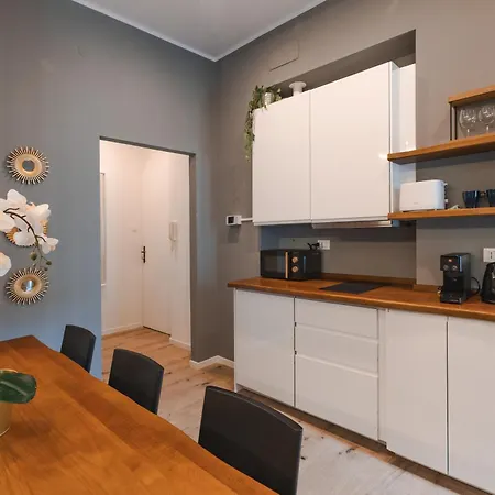 Corso Italia Con Balcone Nel Cuore Di Trieste