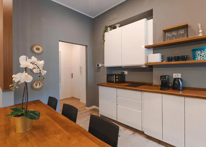 Corso Italia Con Balcone Nel Cuore Di Trieste