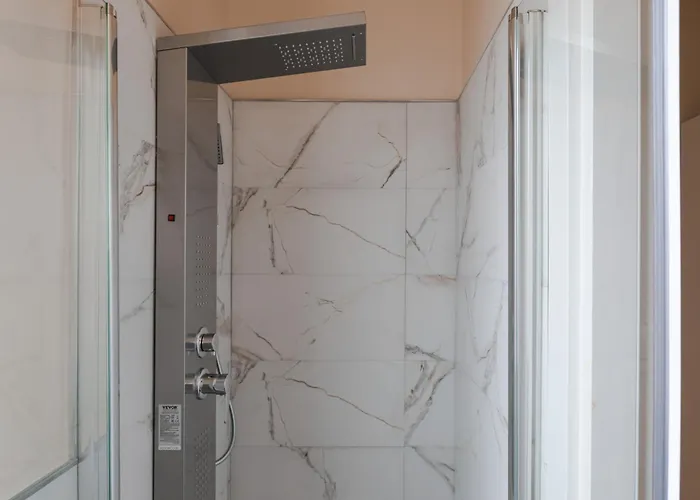 Corso Italia Con Balcone Nel Cuore Di Trieste