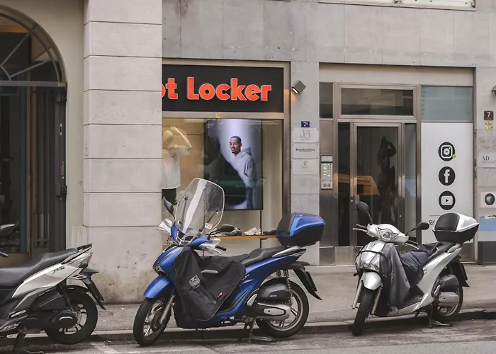 Corso Italia Con Balcone Nel Cuore Di * Trieste