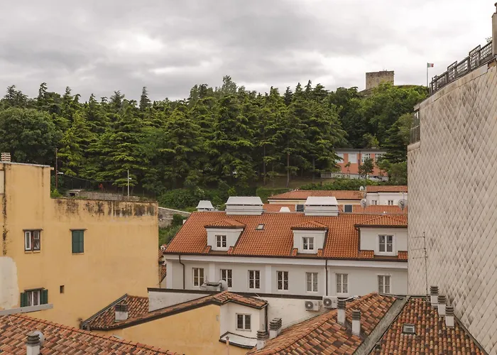 Corso Italia Con Balcone Nel Cuore Di Appartamento