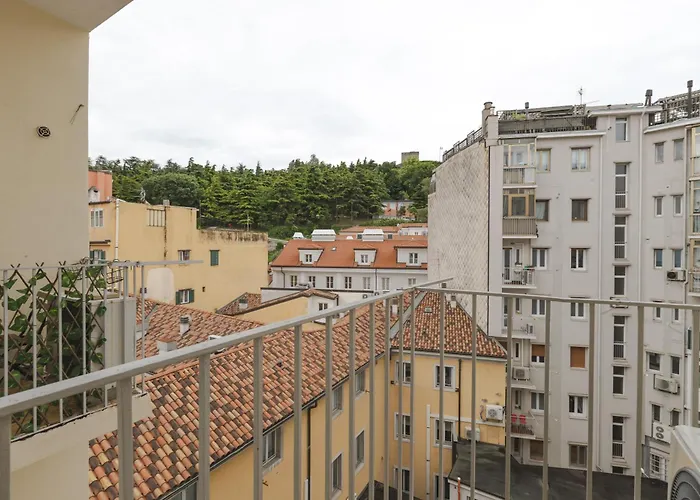 Corso Italia Con Balcone Nel Cuore Di Trieste